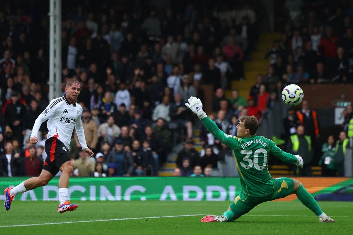 Soccer Football - Premier League - Fulham v Leicester City - Craven Cottage, London, Britain - August 24, 2024 Fulham's Emile Smith Rowe scores their first goal past Leicester City's Mads Hermansen REUTERS/Toby Melville