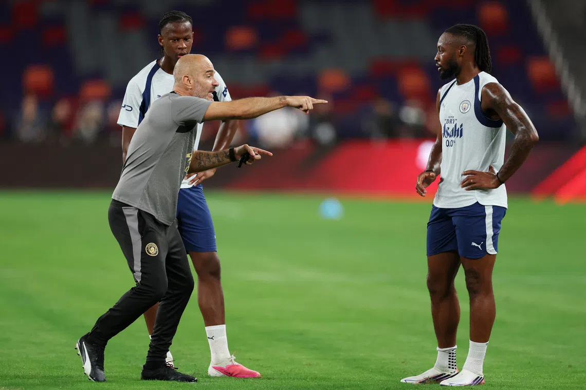 Soccer Football - Pre Season Friendly - Manchester City Training - Kai Tak Sports Park, Hong Kong, China - July 31, 2026 Manchester City manager Enzo Maresca with Antoine Semenyo during training REUTERS/Tyrone Siu