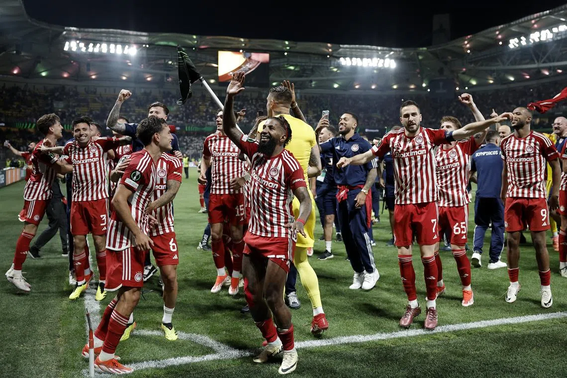 Soccer Football - Europa Conference League - Final - Olympiacos v Fiorentina - Agia Sophia Stadium, Athens, Greece - May 30, 2024 Olympiacos' Kostas Fortounis and Rodinei celebrate with teammates after winning the Europa Conference League final REUTERS/Alkis Konstantinidis