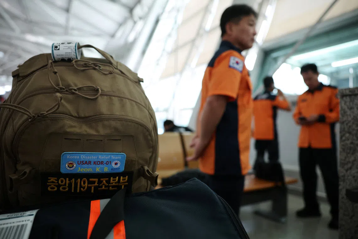 Countries and organisations around the world have begun sending cash, relief supplies and other assistance to Nepal.