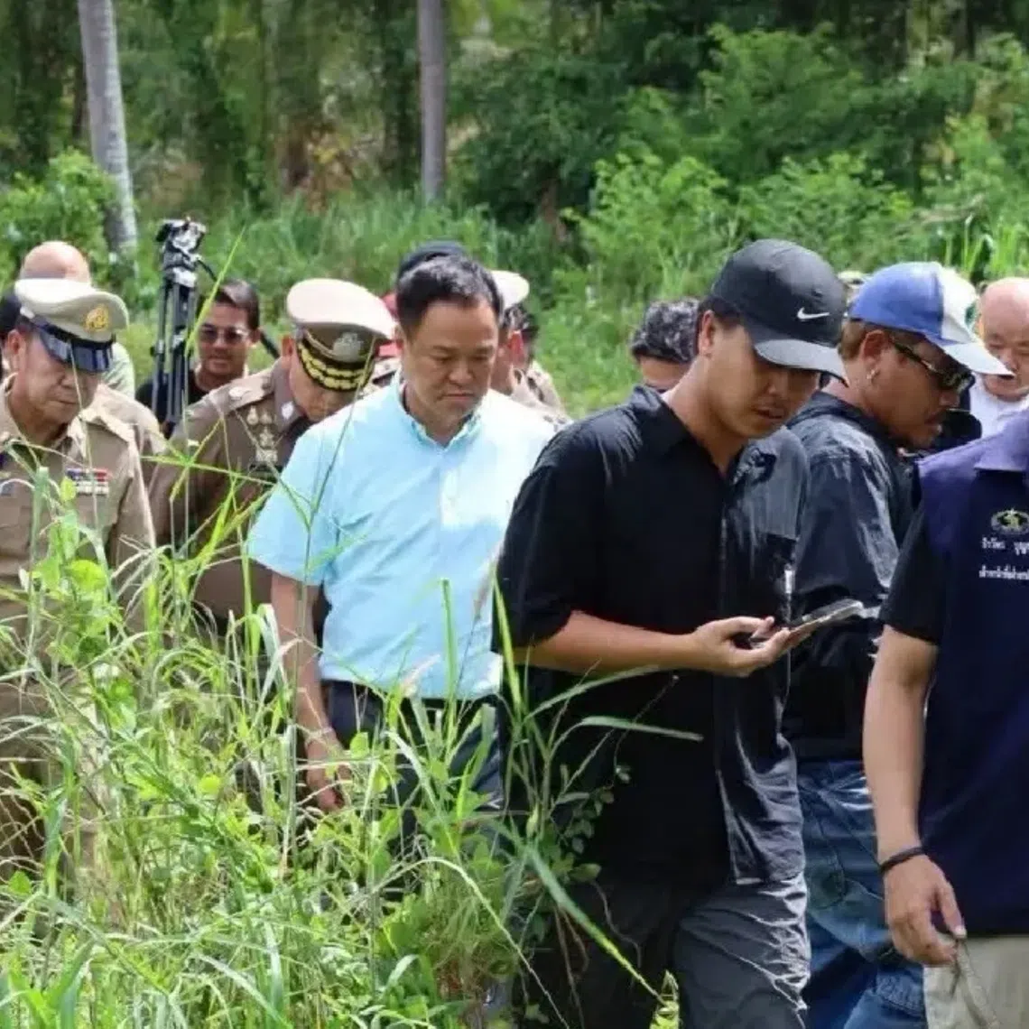 Thai PM Anutin Charnvirakul (in light blue) instructed the relevant authorities to increase the intensity of patrols and inspections.