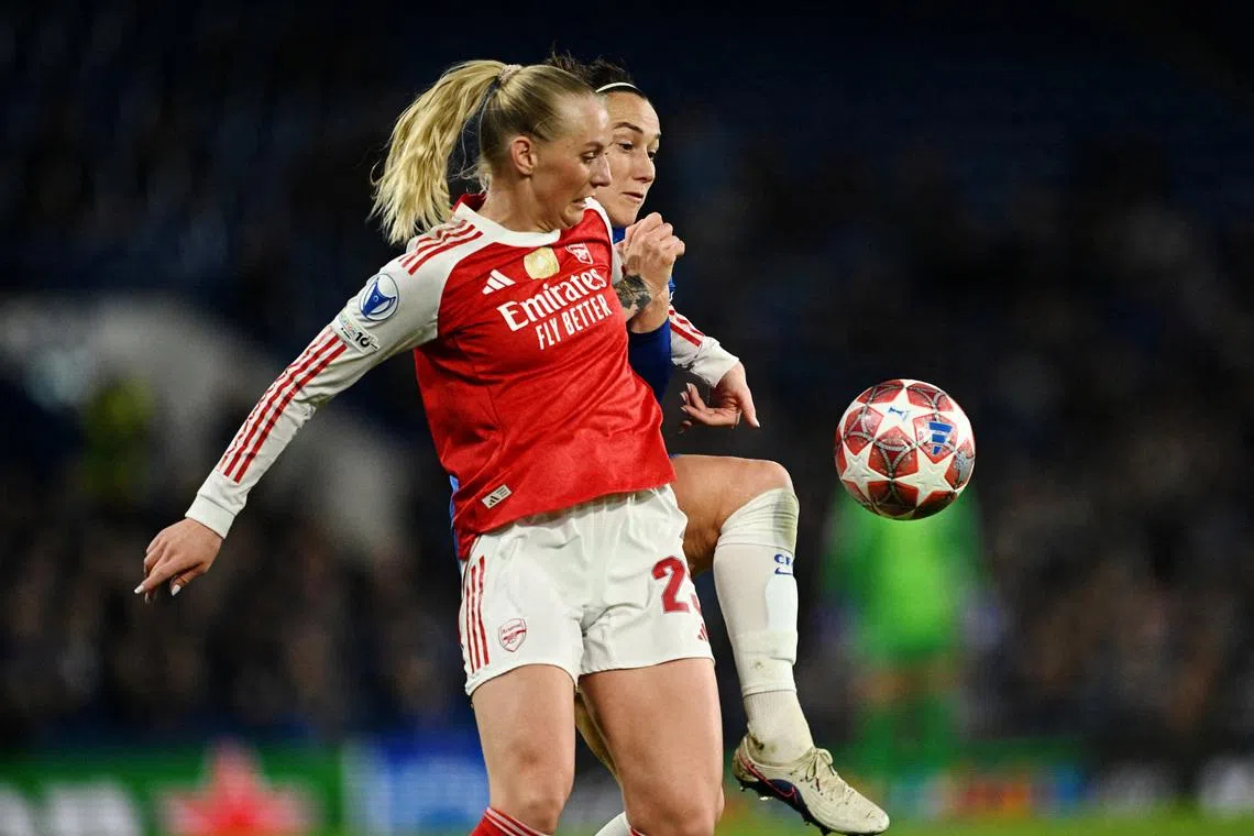 Soccer Football - UEFA Women's Champions League - Quarter Finals - Second Leg - Chelsea v Arsenal - Stamford Bridge, London, Britain - April 1, 2026 Chelsea's Lucy Bronze in action with Arsenal's Stina Blackstenius REUTERS/Dylan Martinez