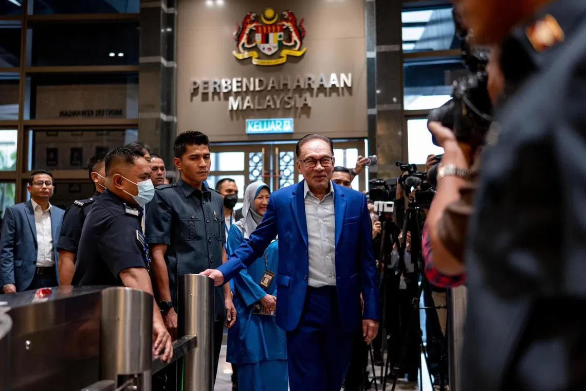jhbreach - Malaysian Prime Minister Anwar Ibrahim meeting with civil servants from Ministry of Finance

credit: Suara Keadilan Facebook