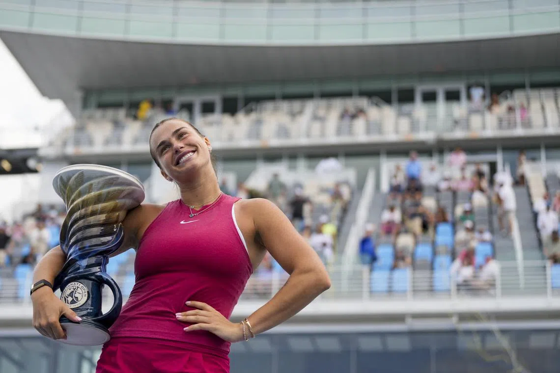Aug 19, 2024; Mason, OH, USA; Aryna Sabalenka raises the Rookwood Cup after the women’s championship match of the Cincinnati Open at the Lindner Family Tennis Center in Mason, Ohio, on Monday, Aug. 19, 2024. Aryna Sabalenka defeated Jessica Pegula in straight sets, 6-3, 7-5, for the championship. Mandatory Credit: Sam Greene-USA TODAY Sports