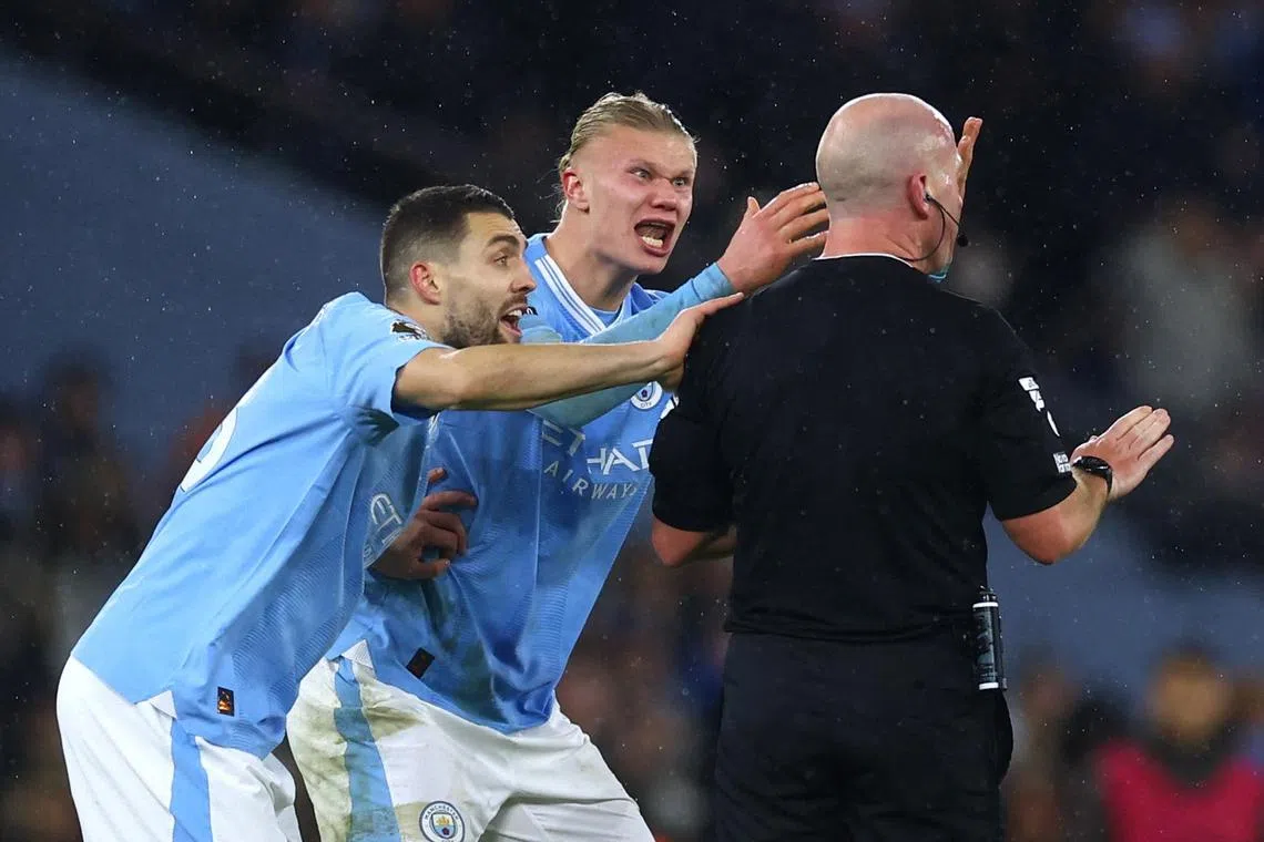 Manchester City's Erling Braut Haaland and Mateo Kovacic remonstrating with referee Simon Hooper during the game.