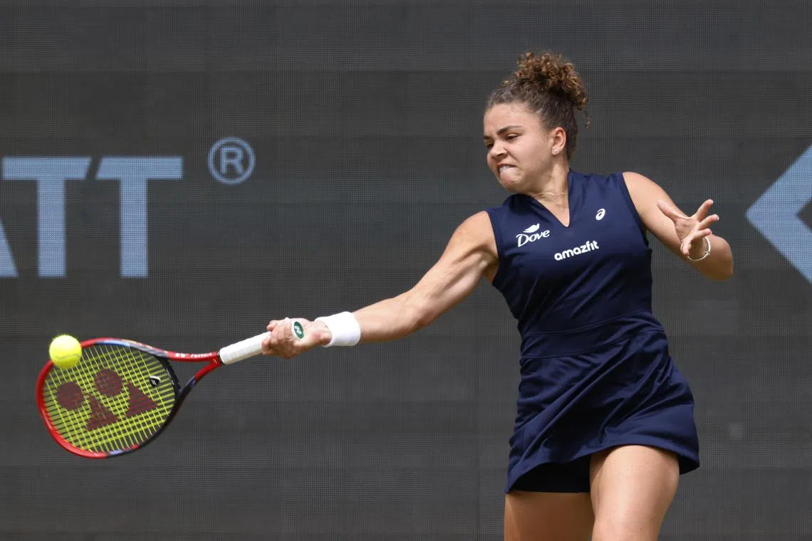 Tennis - Bad Homburg Open - Bad Homburg Tennis Club, Bad Homburg, Germany - June 27, 2025 Italy's Jasmine Paolini in action during her semi final match against Poland's Iga Swiatek REUTERS/Heiko Becker