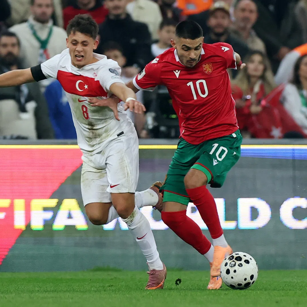 Soccer Football - FIFA World Cup - UEFA Qualifiers - Group E - Turkey v Bulgaria - Bursa Ataturk Stadium, Bursa, Turkey - November 15, 2025 Turkey's Arda Guler in action with Bulgaria's Zdravko Dimitrov REUTERS/Umit Bektas