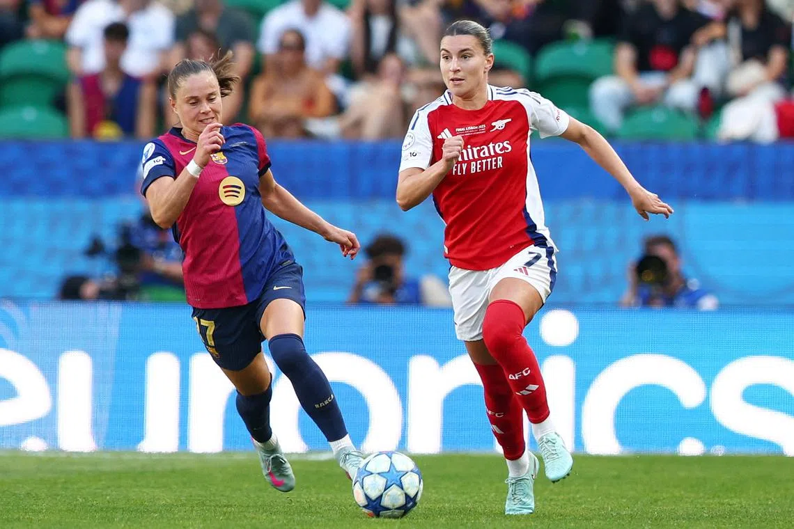 FILE PHOTO: Soccer Football - Women's Champions League - Final - Arsenal v FC Barcelona - Estadio Jose Alvalade, Lisbon, Portugal - May 24, 2025 FC Barcelona's Ewa Pajor in action with Arsenal's Steph Catley REUTERS/Pedro Nunes/File Photo