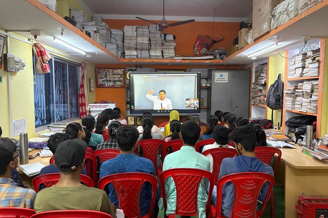ngweaver - Students study at Vriksh Pathshala in Patwa Toli village in the eastern state of Bihar. 
ST PHOTO: NIRMALA GANAPATHY