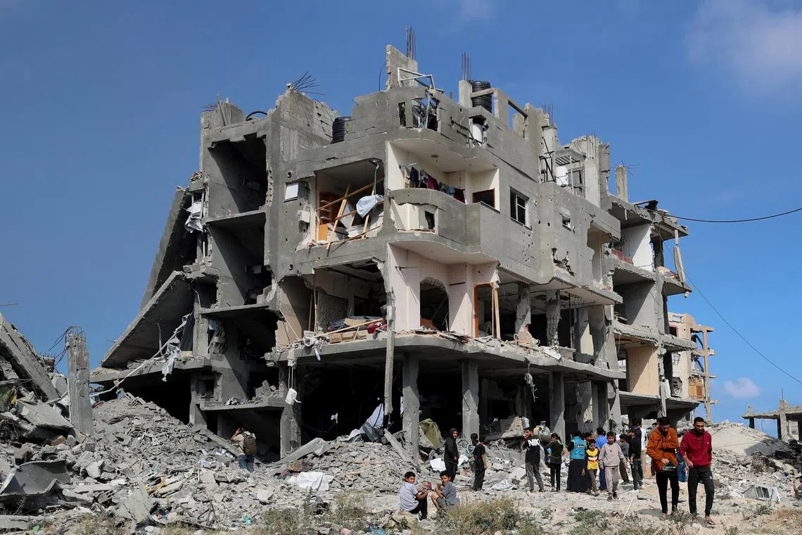 Palestinians gather at the site of an Israeli strike on a house, in Jabalia, in the northern Gaza Strip April 28, 2025. REUTERS/Mahmoud Issa