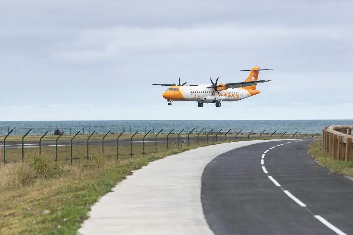 The full resumption of flights at Tontouta airport was made possible by the reopening of an expressway linking it to the capital Noumea that had been blocked by demonstrators.