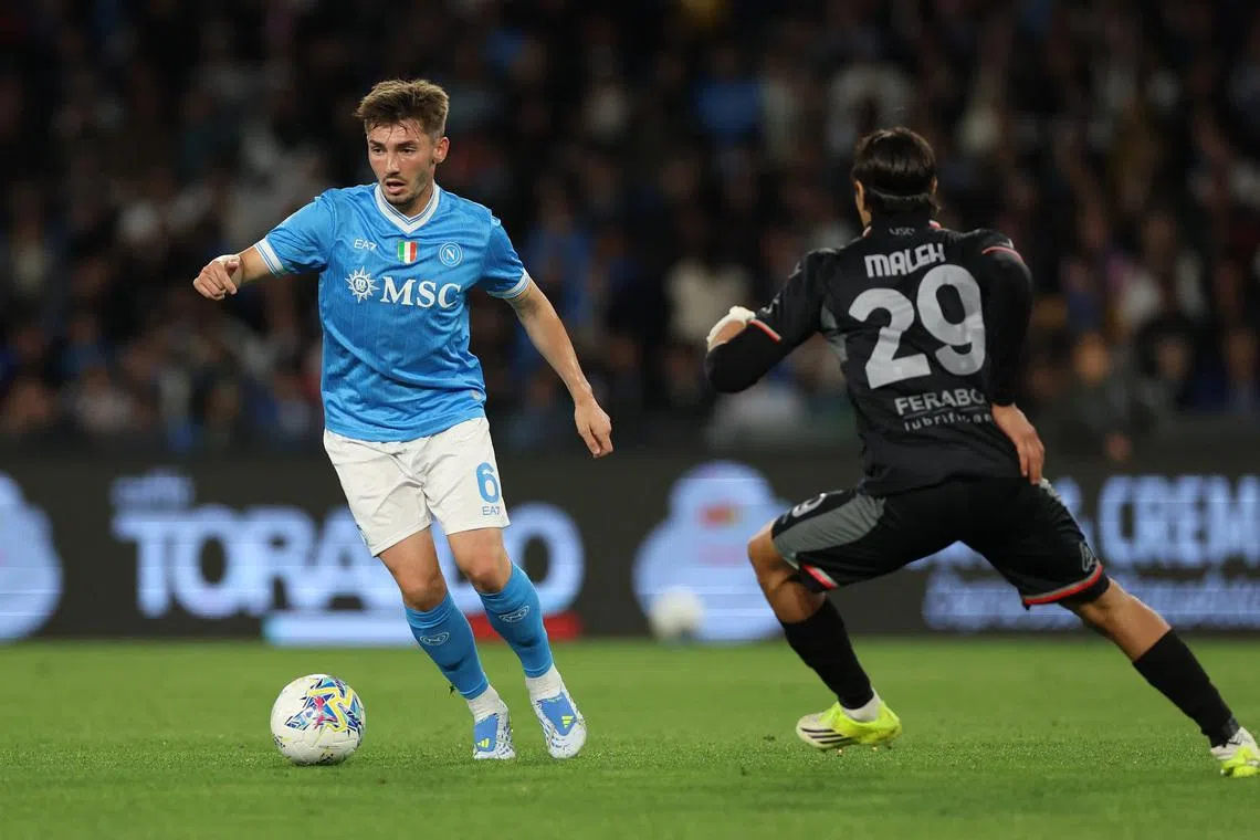 Soccer Football - Serie A - Napoli v Cremonese - Stadio Diego Armando Maradona, Naples, Italy - April 24, 2026  Napoli's Billy Gilmour in action with Cremonese's Youssef Maleh REUTERS/Ciro De Luca