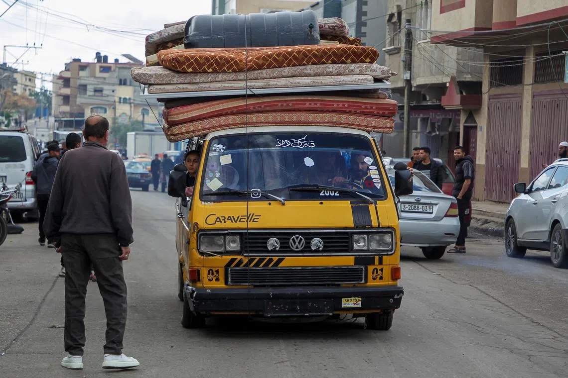 People flee the eastern parts of Rafah after the Israeli military began evacuating Palestinian civilians ahead of a threatened assault on the southern Gazan city, amid the ongoing conflict between Israel and Hamas, in Rafah, in the southern Gaza Strip May 6, 2024. REUTERS/Hatem Khaled