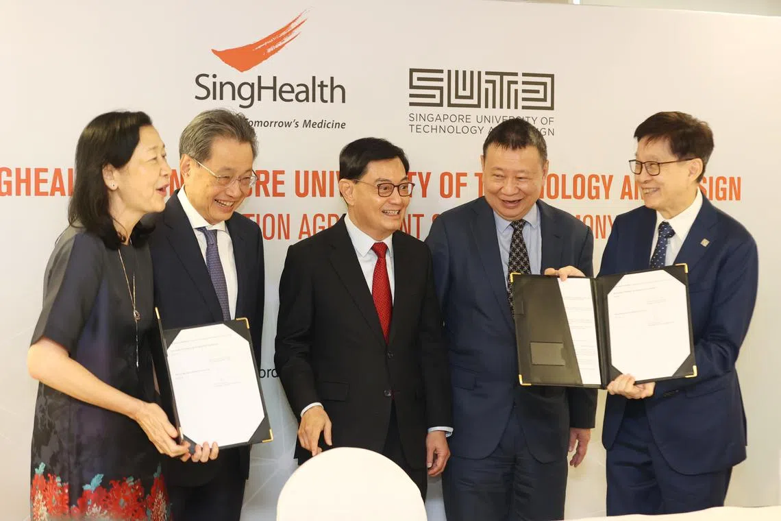 CMG20240116-HoKJ01 赵世楚 / 何家俊 SingHealth and the Singapore University of Technology and Design (SUTD) signed a collaboration agreement with Deputy Prime Minister Heng Swee Keat as a witness at Changi General Hospital on Jan 16 2024. From left: 新保集团集团总裁黄瑞莲教授, 董事会主席郑维强先生, DPM Heng, 新加坡科技设计大学主席李子揚先生 and 校长张道昌教授.  
