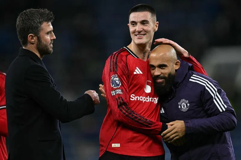 (From left) Manchester United interim Michael Carrick celebrating their 1-0 win at Everton with striker Benjamin Sesko and midfielder Bryan Mbeumo.