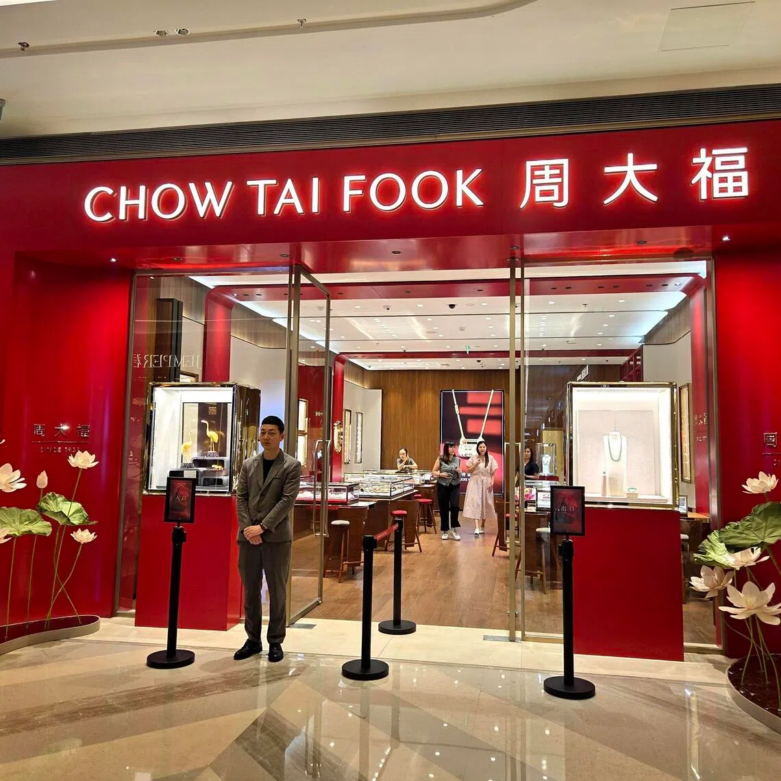 kbchow - Jewel at Changi Airport will get one of such new upscaled and rebranded Chow Tai Fook stores in October 2025. This store in Shenzhen carries jewellery pieces with a median price tag of S$40,000. The jeweler plans to stock its Singapore store with even higher-priced pieces. 

Source and Credit: Krist Boo