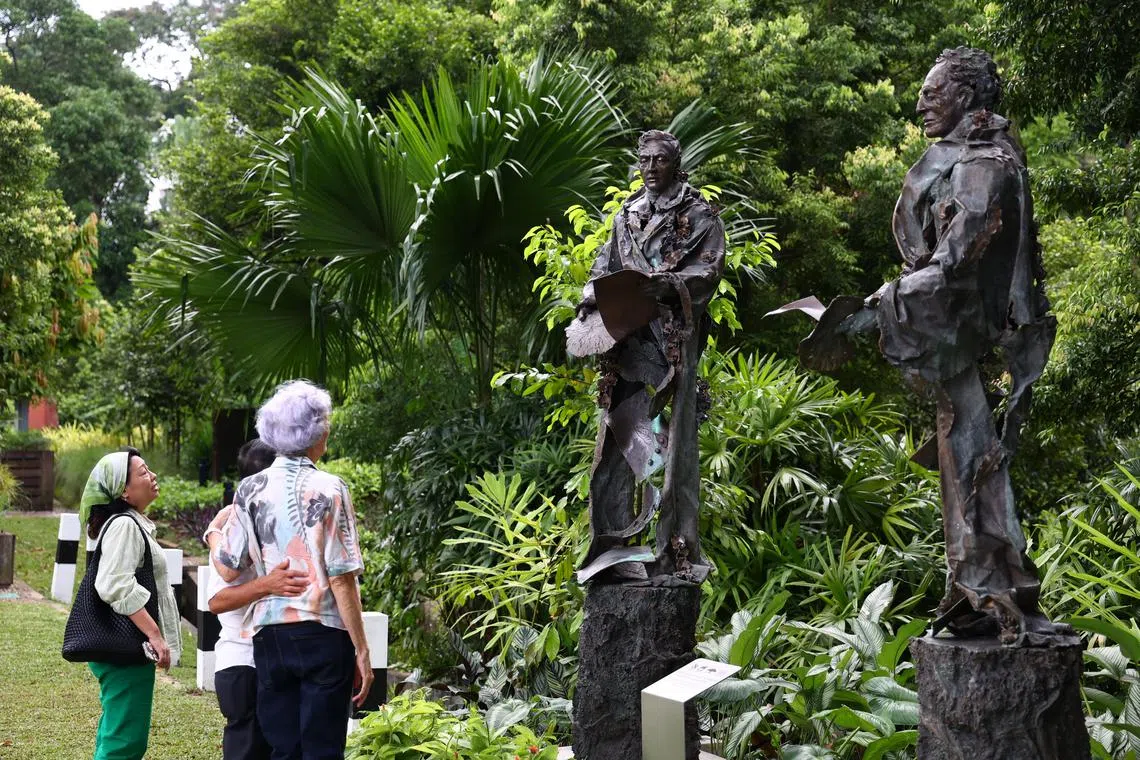 There are those who recall the British era here positively, and others who think this glorifies the colonial period, says the writer. 