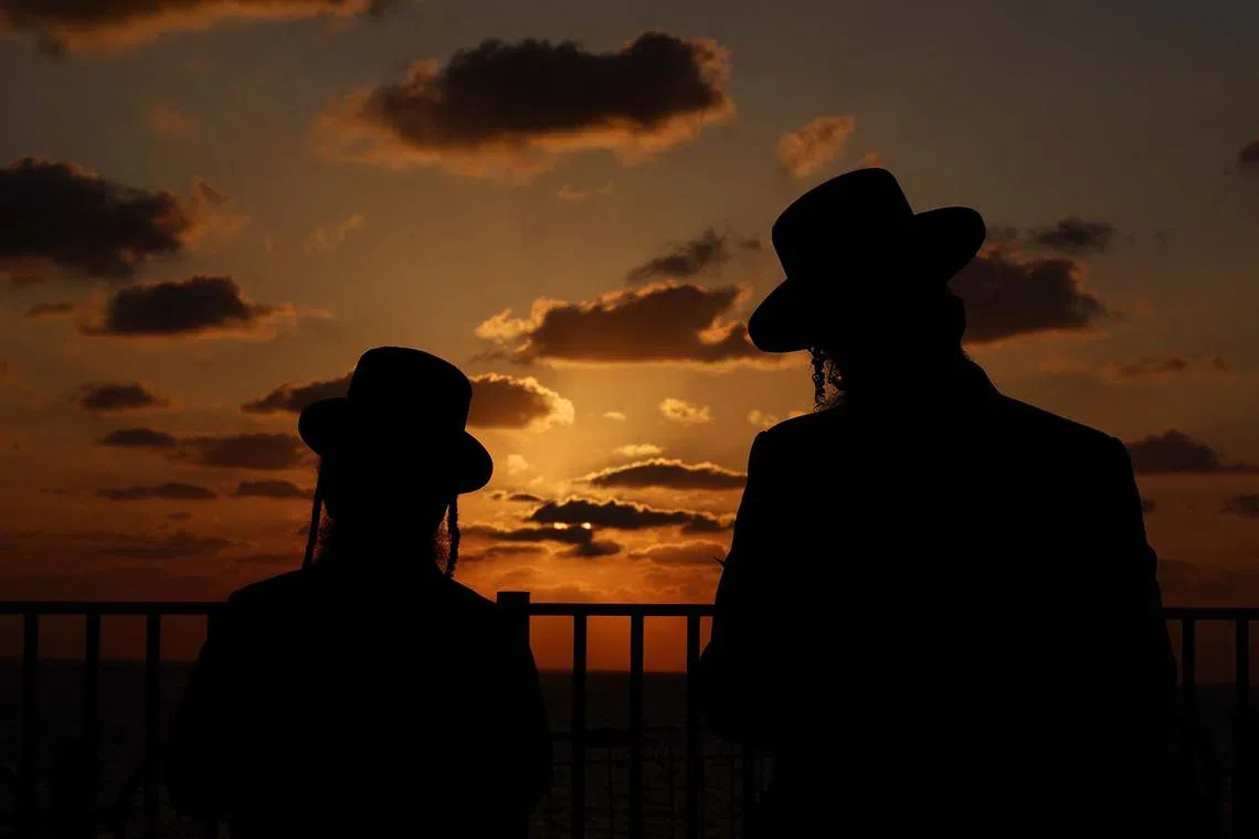 Ultra-Orthodox Jewish men and children gather in the coastal city of Netanya on September 21, 2023 to perform the "Tashlich" ritual during which "sins are cast into the water to the fish", ahead of the Day of Atonement, or Yom Kippur, the most important day in the Jewish religious calendar. (Photo by JACK GUEZ / AFP)