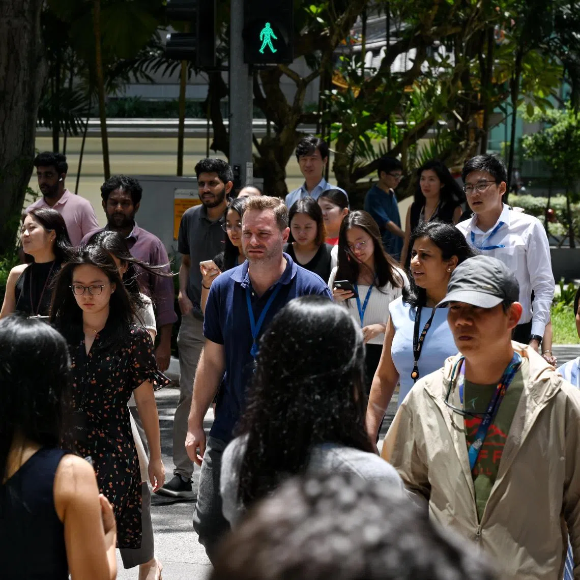 ST20240509_202463103743 Kua Chee Siong/ pixgeneric/
Generic pix of office workers, crossing a traffic junction along Church Street in the central business district (CBD), during lunch hour, under the hot noonday sun on May 9, 2024.
Can be used for stories about foreign talent, foreigners, workforce.
