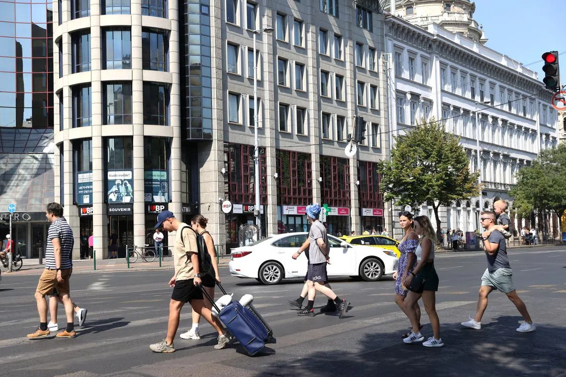 Tourists pull their suitcases in downtown Budapest, Hungary, September 4, 2024. REUTERS/Bernadett Szabo/ File Photo