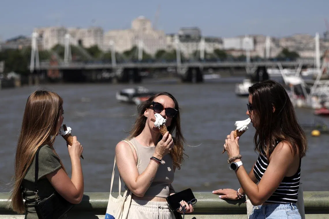 epa11509100 People enjoy ice cream on Westminster Bridge in London, Britain, 30 July 2024. The UK Health Security Agency has issued a heat health alert as a heatwave affects parts of the country, especially England and Wales. 30 July is expected to be Britain's hottest day of the year with temperatures reaching 32 degrees Celsius.  EPA-EFE/ANDY RAIN