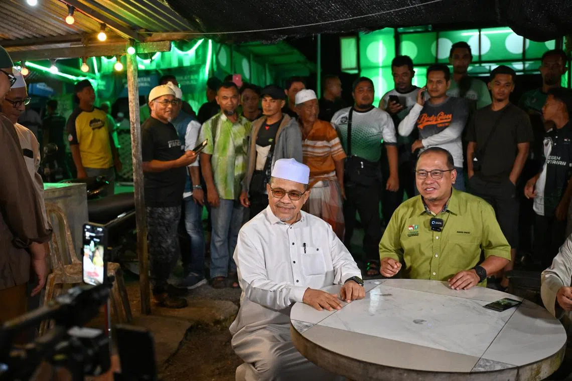Tiktok live stream between Datuk Ahmad Amzad Hashim (in green) and YB Dato Seri Shahidan Kassim (in white) in Sungei Derhaka on Aug 6, 2023.


/Malaysia State Elections 2023.
