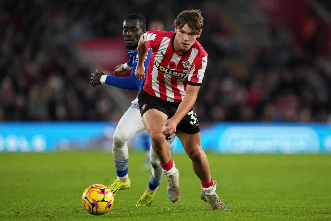 FILE PHOTO: Soccer Football - Premier League - Southampton v Everton - St Mary's Stadium, Southampton, Britain - November 2, 2024 Southampton's Tyler Dibling in action with Everton's Idrissa Gueye REUTERS/Maja Smiejkowska/File Photo