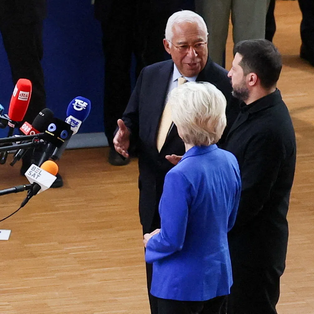 FILE PHOTO: Ukraine's President Volodymyr Zelenskiy, European Commission President Ursula von der Leyen and European Council President Antonio Costa speak to members of the media as they arrive at a European Union leaders summit in Brussels, Belgium October 16, 2026.  REUTERS/Stephanie Lecocq/File Photo