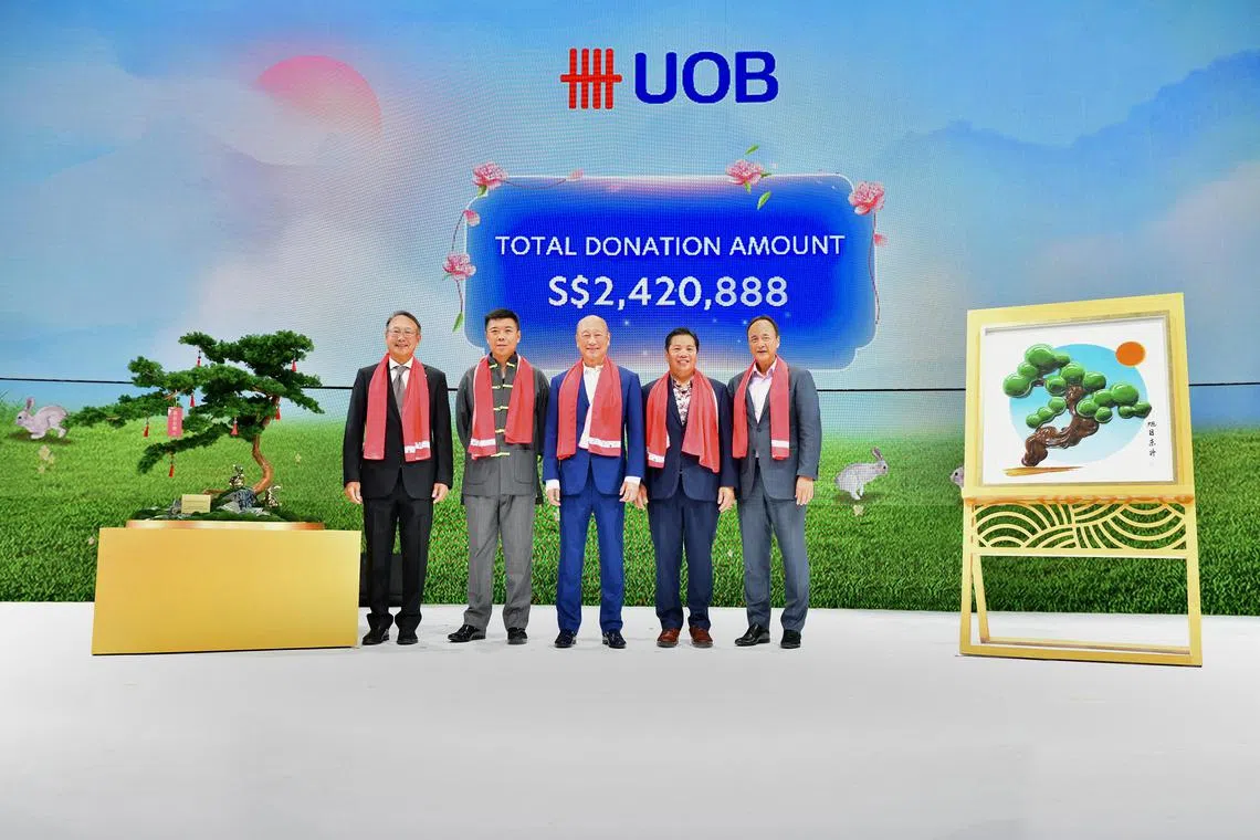 ajcnyart27 - UOB’s Chief Executive Officer, Mr Wee Ee Cheong (middle) with winning bidders Mr Kelvin Lim (second from left) and Mr Neo Kah Kiat (second from right) alongside Mr Eric Lian, UOB’s Head of Group Commercial Banking (extreme left) and Mr Frederick Chin, UOB’s Head of Group Wholesale Banking and Markets, at a fundraising gala dinner on Thursday (Jan 26).

copyright/source: UOB