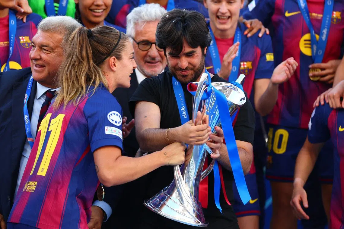 Soccer Football - UEFA Women's Champions League - Final - FC Barcelona v OL Lyonnes - Ullevaal Stadion, Oslo, Norway - May 23, 2026 FC Barcelona coach Pere Romeu and FC Barcelona's Alexia Putellas celebrate with the trophy after winning the UEFA Women's Champions League REUTERS/Piroschka Van De Wouw