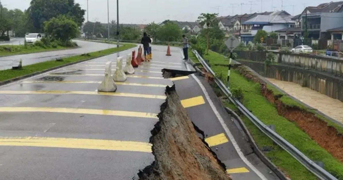 Road in Johor collapses amid heavy rain - The Straits Times