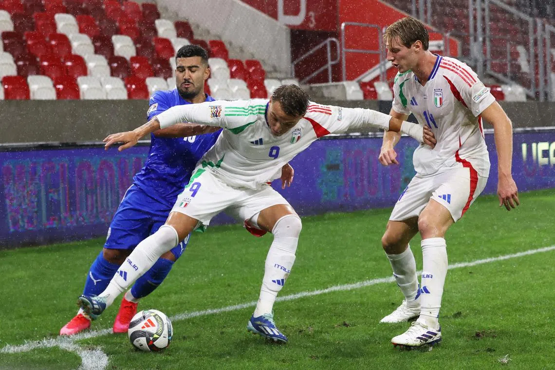 Soccer Football - Nations League - League A - Group 2 - Israel v Italy - Bozsik Arena, Budapest, Hungary - September 9, 2024 Israel's Mohammad Abu Fani in action with Italy's Mateo Retegui and Marco Brescianini REUTERS/Bernadett Szabo