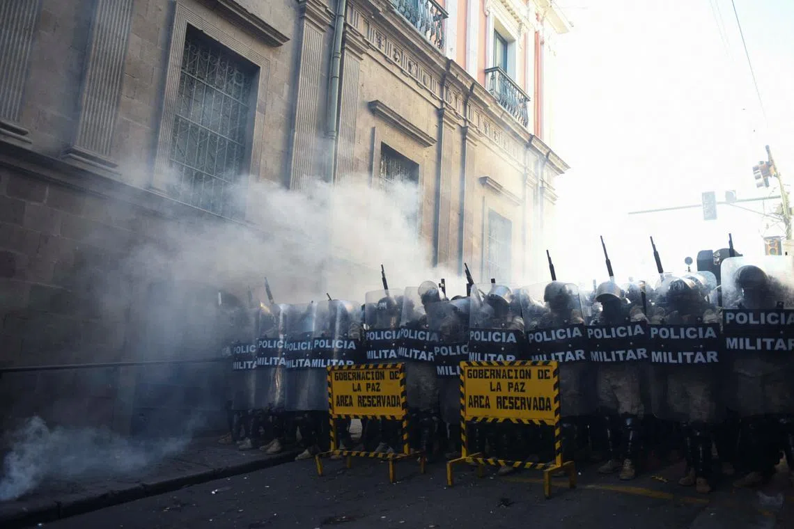 Members of the Bolivian army guard the entrance to Plaza Murillo while President Luis Arce \"denounced the irregular mobilization\" of some units of the country's army in La Paz, Bolivia, June 26, 2024. REUTERS/Claudia Morales