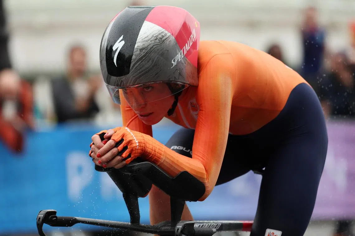 FILE PHOTO: Paris 2024 Olympics - Road Cycling - Women's Individual Time Trial - Paris, France - July 27, 2024. Demi Vollering of Netherlands in action during the Women's Individual Time Trial REUTERS/Esa Alexander/File Photo