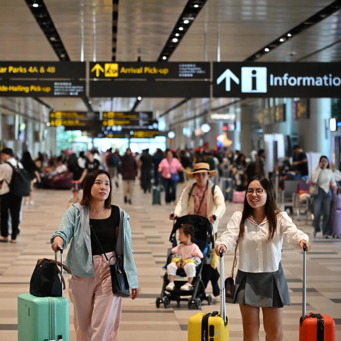 ST20251114_202585600336 Kua Chee Siong/ pixgeneric/
Generic pix of travellers in the Arrival Hall at the Changi Airport Terminal 4, on Nov 14, 2025.