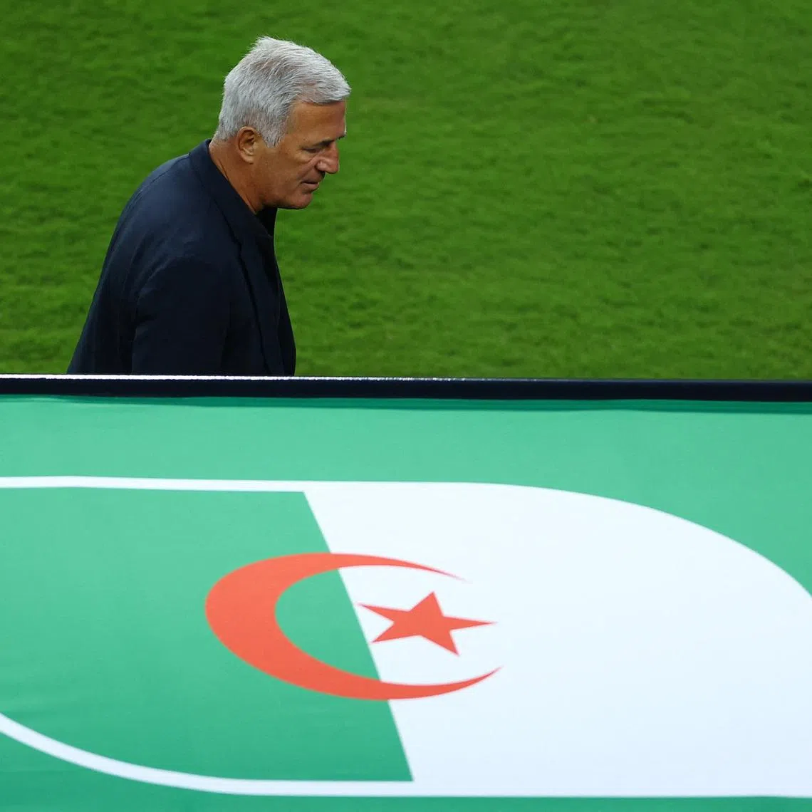 Soccer Football - FIFA World Cup 2026 - Group J - Jordan v Algeria - San Francisco Bay Area Stadium, Santa Clara, California, U.S. - June 22, 2026 Algeria coach Vladimir Petkovic during hydration break REUTERS/Luisa Gonzalez