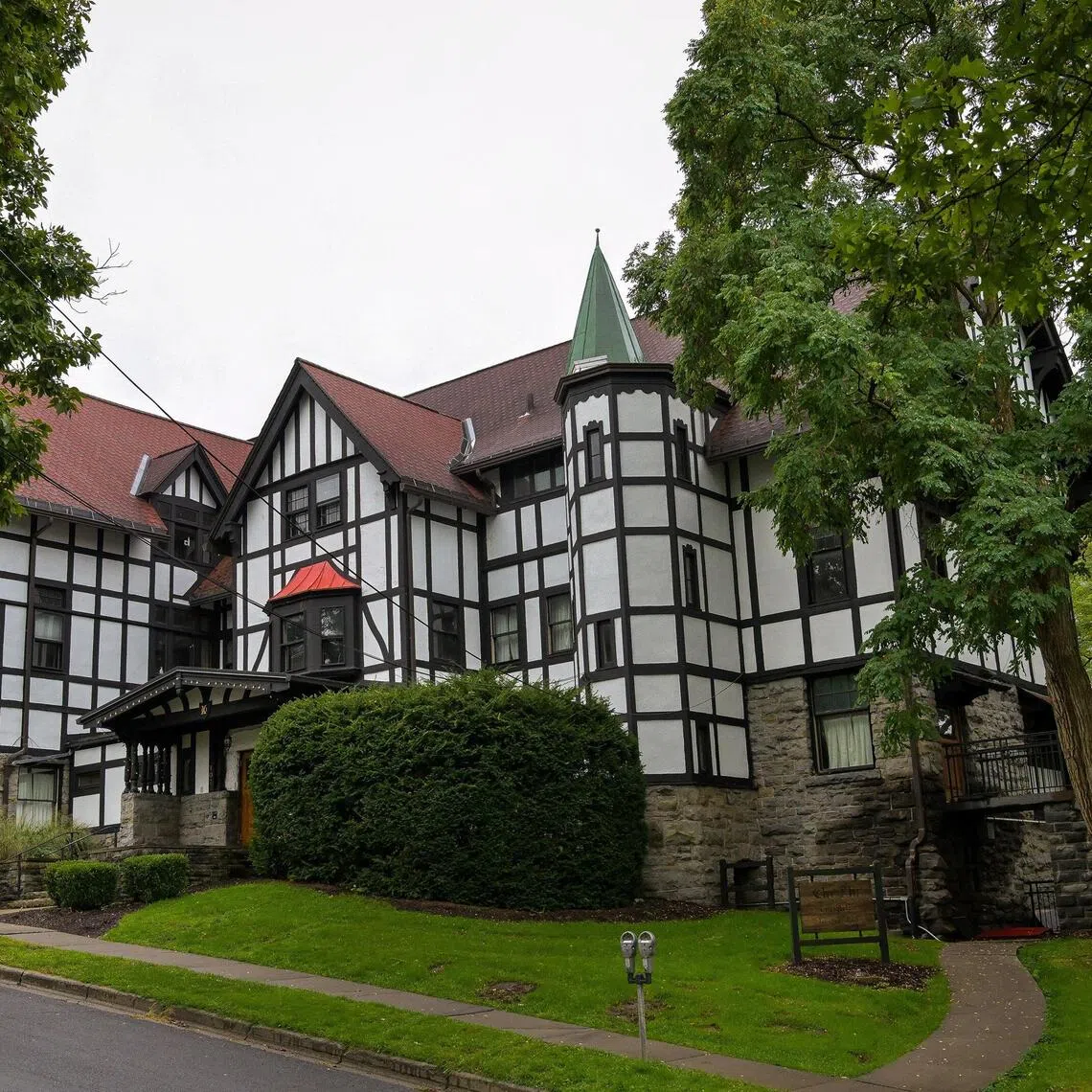 The Chi Phi fraternity house, which was shut down in 2024, at Cornell University in Ithaca, N.Y., Sept. 28, 2026. A former Cornell University student filed a lawsuit saying she was sexually assaulted by seven members of the Chi Phi fraternity at a house party on campus. (Heather Ainsworth/The New York Times)