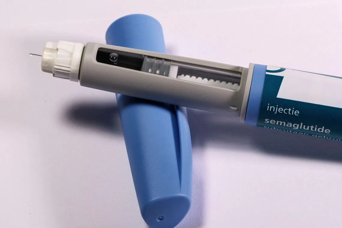 People with a history of severe allergic reactions to insect stings should carry an adrenaline auto-injector, such as an EpiPen.