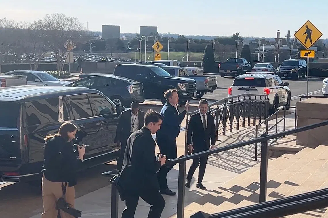 Elon Musk chega para uma reunião no Pentágono em Washington, DC, EUA, em 21 de março de 2025 nesta tela obtida de um vídeo. Reuters/Phillip Stewart