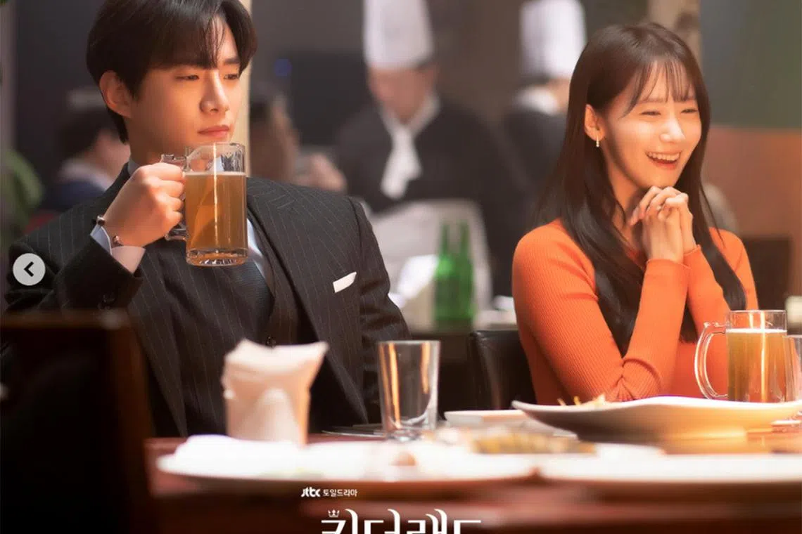 Lee Jun-ho of 2PM (left) and Yoona of Girls' Generation team up for romantic-comedy King The Land.

