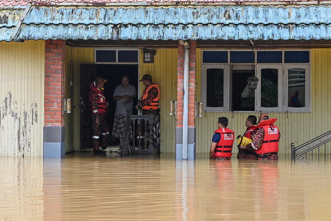 KUALA BERANG, 26 Dis -- Pengarah Jabatan Bomba dan Penyelamat Malaysia (JBPM) Terengganu Hassan 'As'ari Omar (kiri) bersama pegawai memujuk seorang penduduk yang masih tinggal dirumahnya selepas kawasan berkenaan dinaiki air semasa membuat pemantauan di Kampung Bukit Tok Bat hari ini.

Jurucakap Sekretariat Jawatankuasa Pengurusan Bencana Negeri (JPBN) Terengganu berkata, setakat pukul 12 tengah hari ini menyaksikan 10,643 mangsa daripada 2,913 keluarga berlindung di 134 pusat pemindahan sementara (PPS) di tujuh daerah negeri ini.

--fotoBERNAMA (2023) HAK CIPTA TERPELIHARA