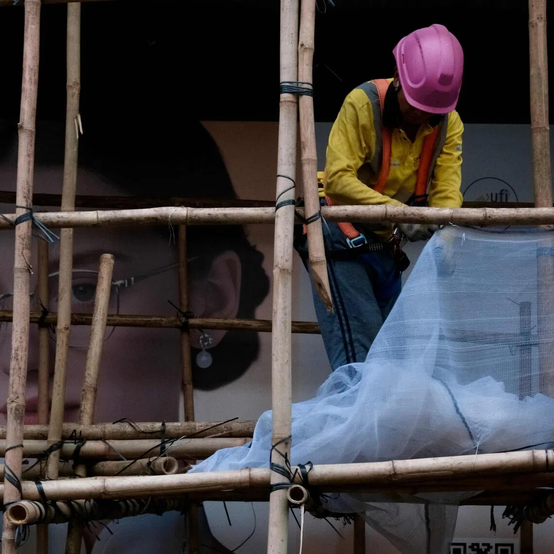 Notices banning workers from bringing cigarettes onto construction sites have been posted since the fire on November 26, 2025. 