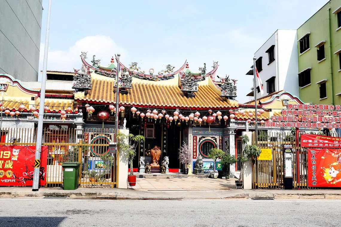 位于跑马埔路的龙山寺（Leong San See Temple）外观。拥有百年历史的龙山寺是我国受保护古迹之一。