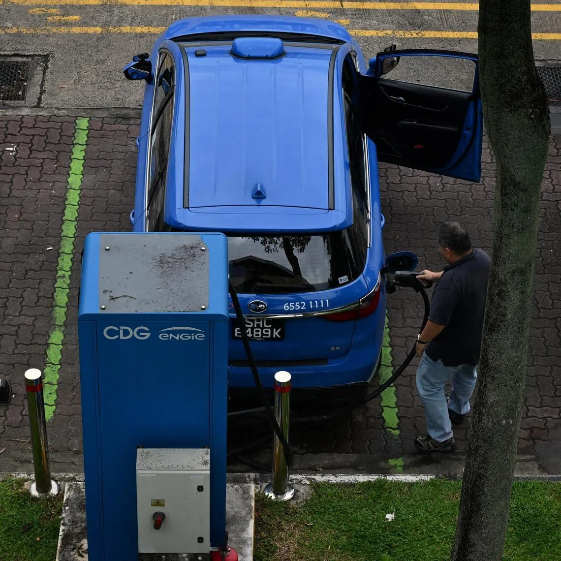 ST20250618_202524600382 Kua Chee Siong/ pixgeneric/
Generic pix of a taxi driver using the Terra 54 direct current fast-charger, supplied by Swiss tech company ABB and set up with EV charging specialist Greenlots, to charge his electric taxi at the ComfortDelGro headquarters at Braddell Road, on June 18, 2025.
Transport giant ComfortDelGro has set up an electric vehicle fast-charger at its premises for public use will be open round the clock.
The charger will power up an electric car in as little as 30 minutes, compared with four hours or more for a regular alternate current charger.