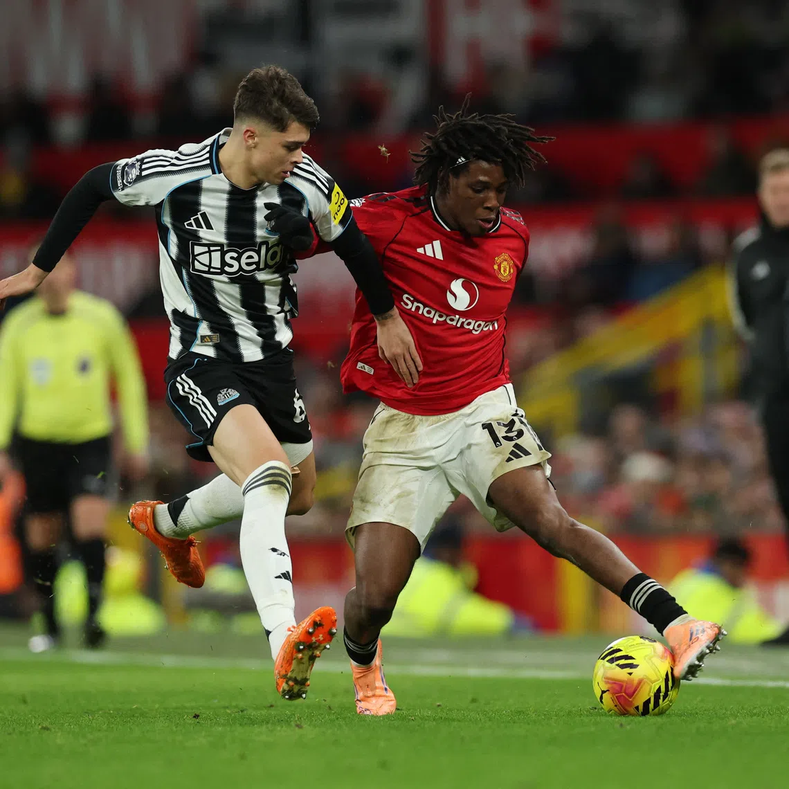 Soccer Football - Premier League - Manchester United v Newcastle United - Old Trafford, Manchester, Britain - December 26, 2025 Newcastle United's Lewis Miley in action with Manchester United's Patrick Dorgu REUTERS/Phil Noble