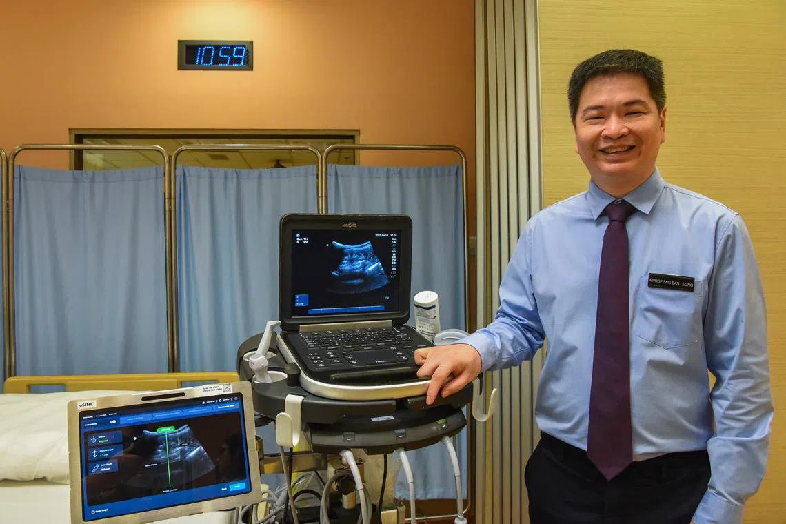 Associate Professor Sng Ban Leong with the world’s first artificial intelligence-powered ultrasound guided automated spinal landmark identification system.