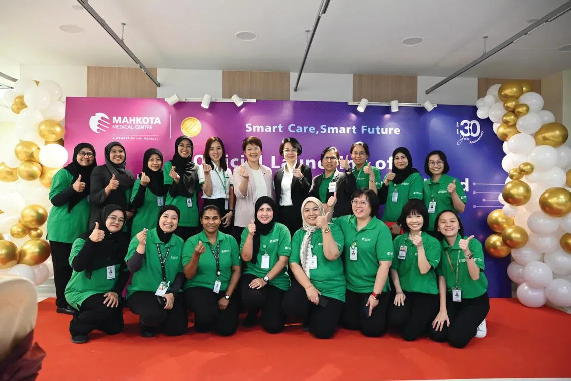 Group CEO Chin Wei Jia (6th from the left) celebrates the launch of Malaysia’s first Next-Gen Smart Ward with management staff and nurses at Mahkota Medical Centre. 