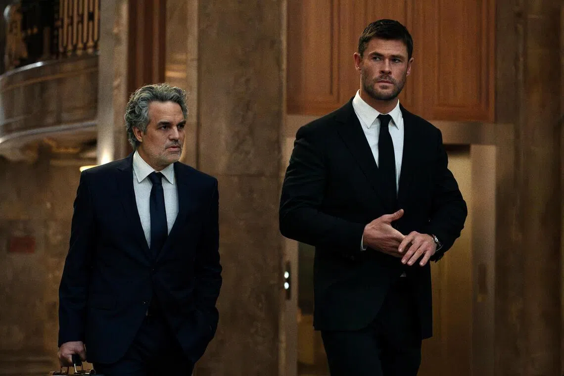 Mark Ruffalo (left) and Chris Hemsworth in Crime 101.
