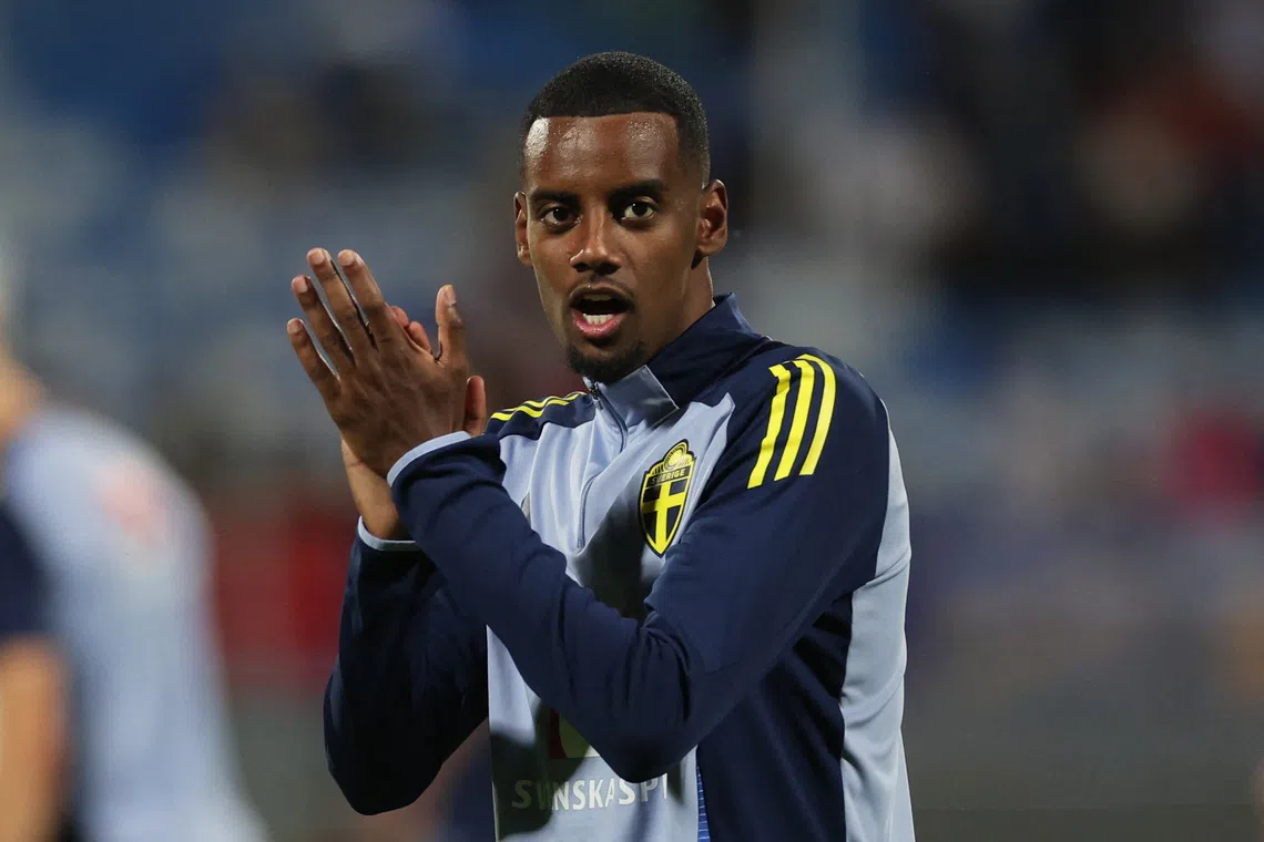FILE PHOTO: Soccer Football - World Cup - UEFA Qualifiers - Group B - Kosovo v Sweden - Fadil Vokrri Stadium, Pristina, Kosovo - September 8, 2025  Sweden's Alexander Isak during the warm up before the match REUTERS/Valdrin Xhemaj/File Photo