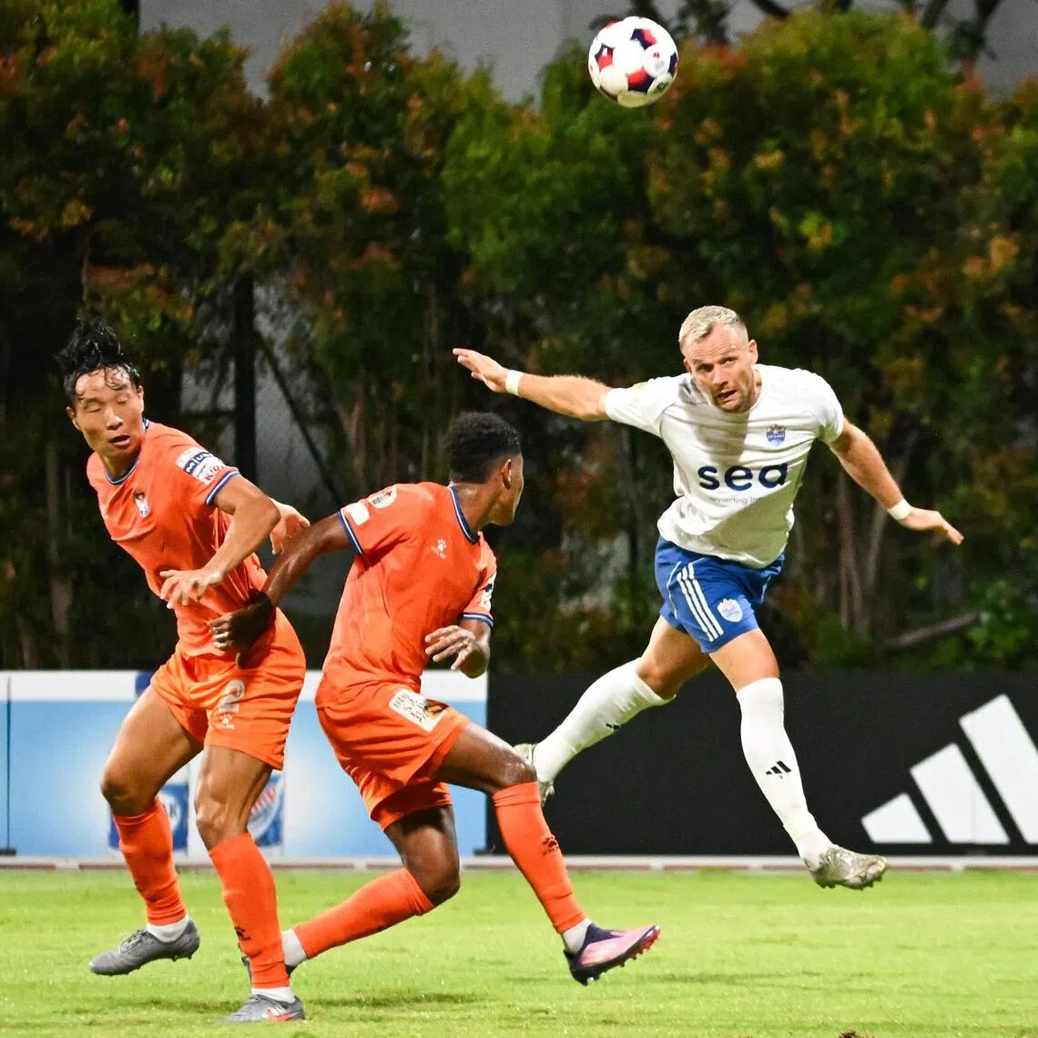 ST20251027-202564600498-Lim Yaohui-Deepanraj Ganesan-dgsoc27/

First half of Lion City Sailors (white) against Albirex Niigata (orange) during Singapore Premier League match at Bishan Stadium on Oct 27, 2025. 

(ST PHOTO: LIM YAOHUI)